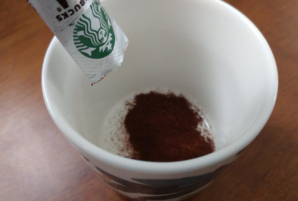 カップにスティック1本分の粉を入れる