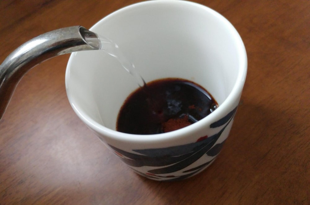 180mlのお湯または温めたミルクを入れる