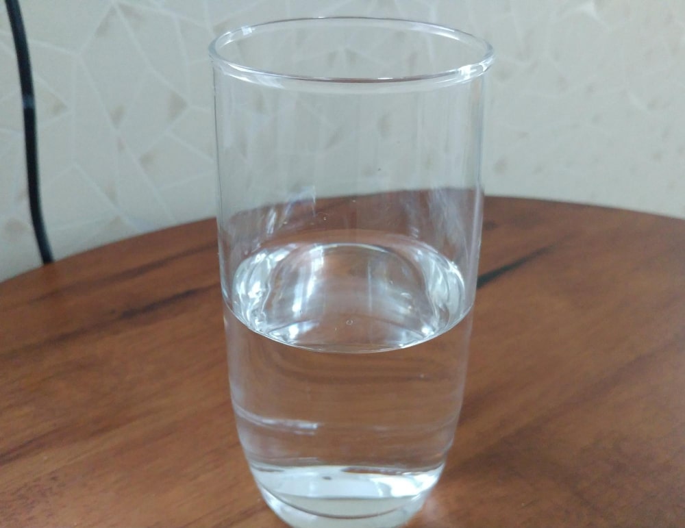 カップに水またはミルクを180ml注ぐ