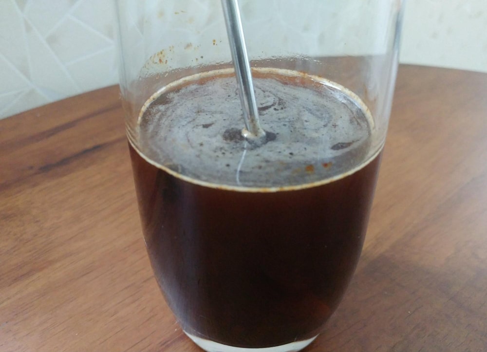 水またはミルクにスティック1本分のコーヒーを入れ、ダマがなくなるまでよくかき混ぜる